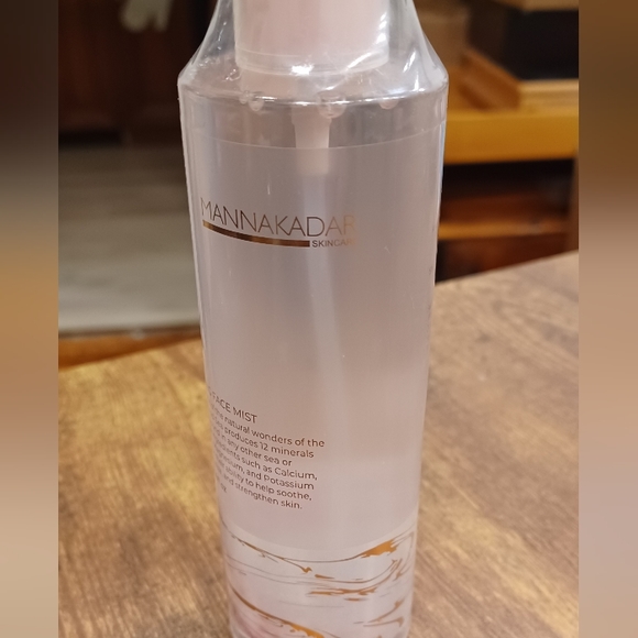 Mannakadar Hydrating Face Mist - Picture 3 of 4